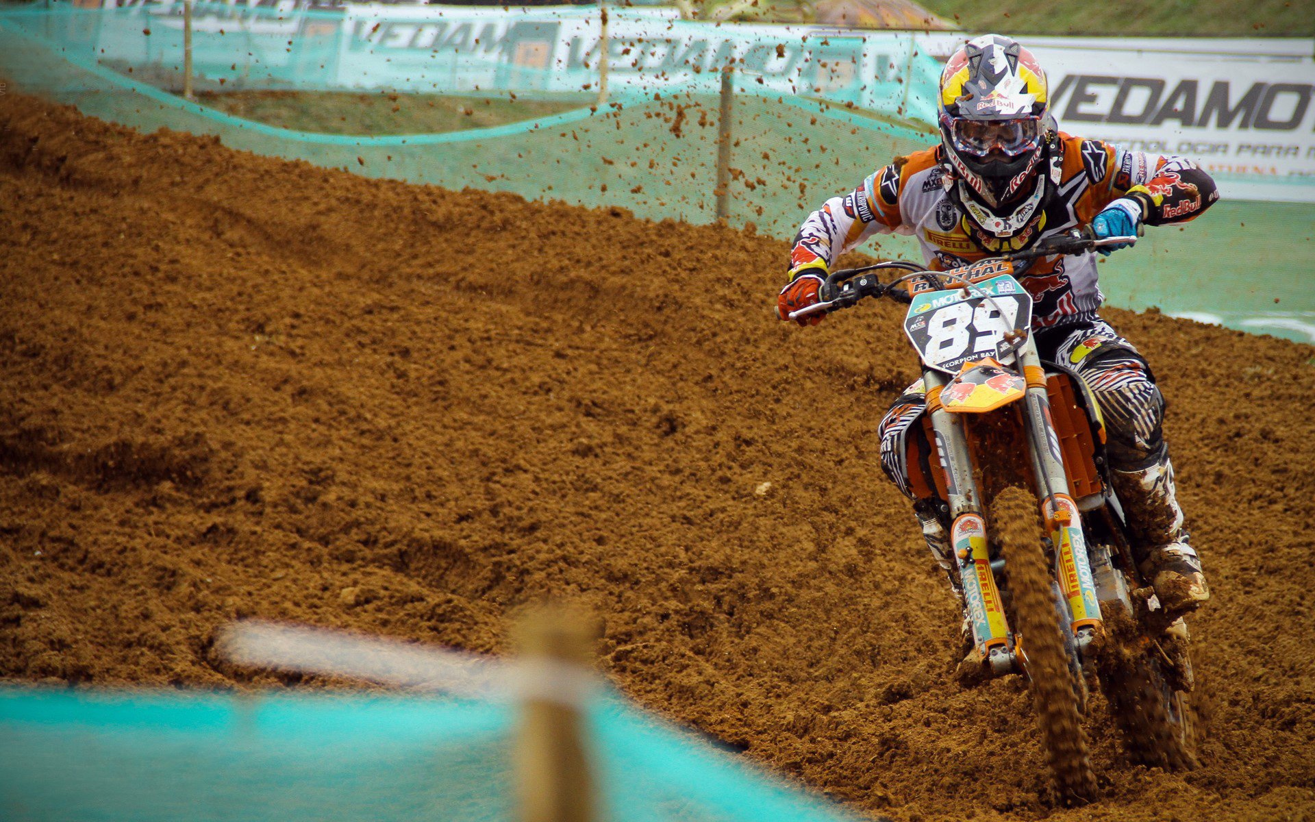 yabo官网-排球赛场焦点！意大利队对阵阿根廷队，意外判罚引发热议，比赛氛围紧张